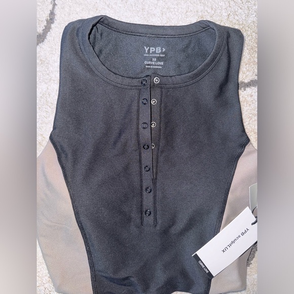 Abercrombie & Fitch YPB sculptLUX Plunge Henley Slim Tank - Picture 3 of 5